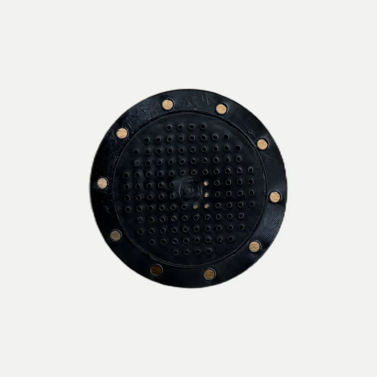 Couvercle noir realise par Plazur Industries