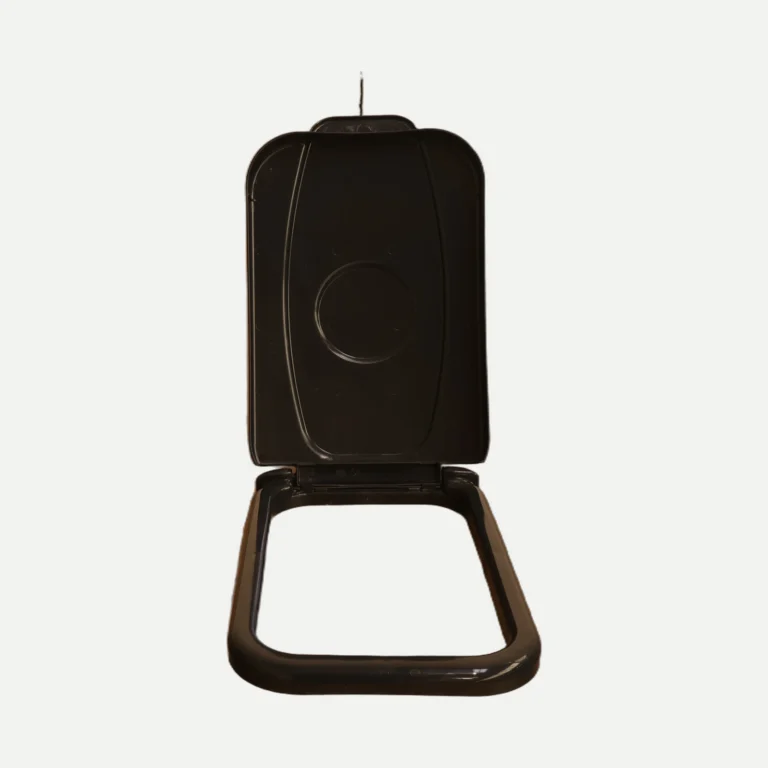 Couvercle noir realise par Plazur Industries