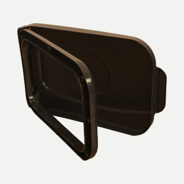 Couvercle noir realise par Plazur Industries