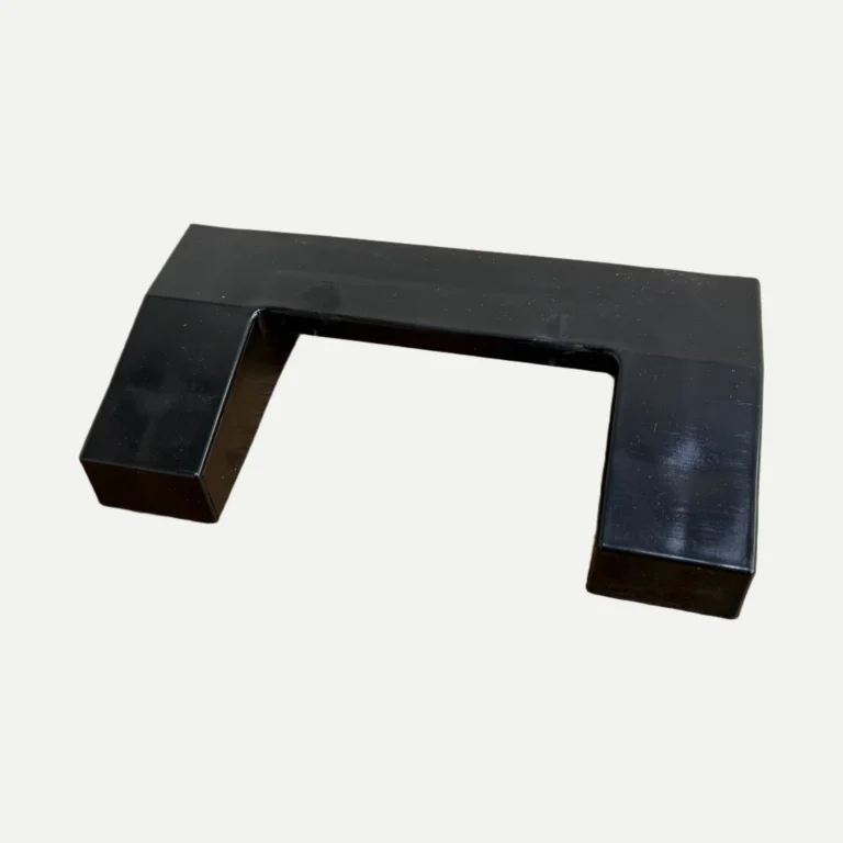 Support noir realise par Plazur Industries